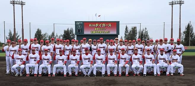 스프링캠프를 마친 KIA 선수단이 기념 촬영을 하고 있다. 사진 | KIA 타이거즈