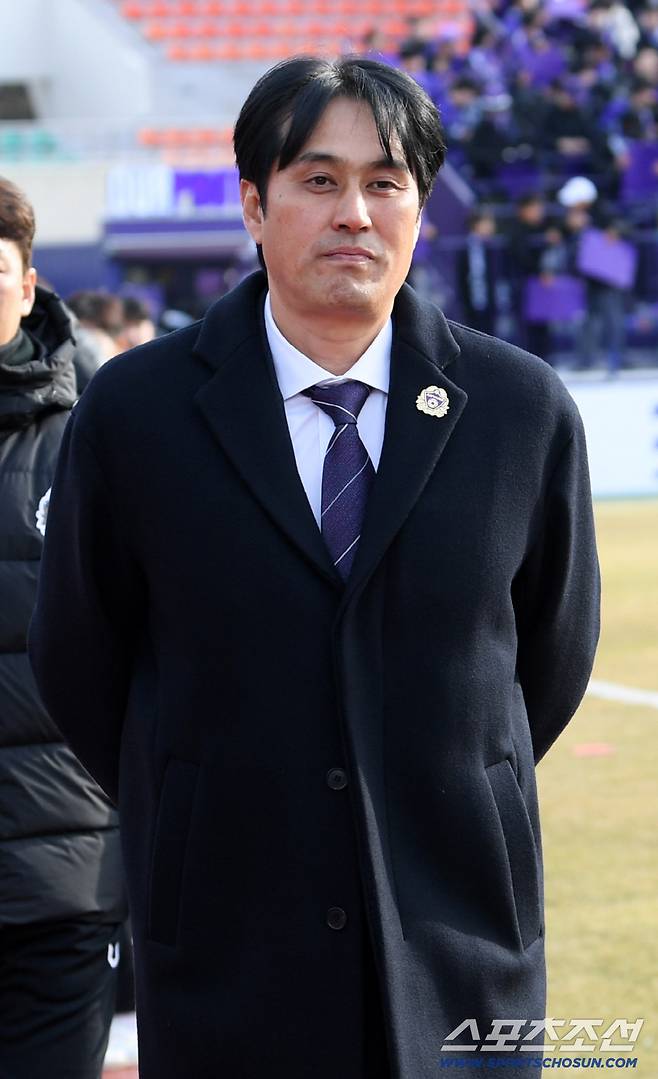 K리그1 FC안양과 제주SK의 경기가 8일 안양종합운동장에서 열렸다. 안양 유병훈 감독이 경기를 지켜보고 있다. 안양 =박재만 기자 pjm@sportschosun.com/2026.03.08/