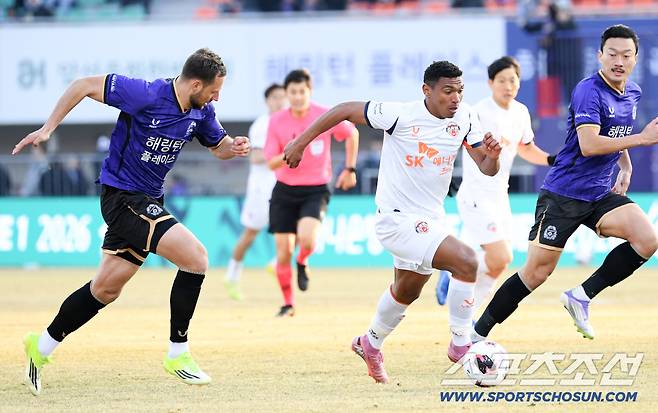 K리그1 FC안양과 제주SK의 경기가 8일 안양종합운동장에서 열렸다. 제주 네게바가 돌파를 시도하고 있다. 안양=박재만 기자 pjm@sportschosun.com/2026.03.08/