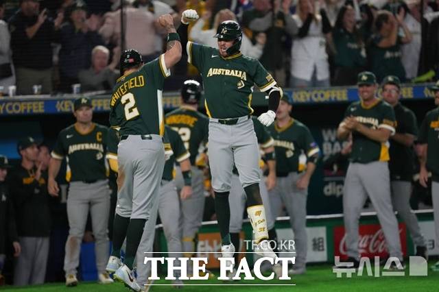 호주 3번 애런 화이트필드가 8일 WBC 일본전에서 6회초 선제 득점을 올린 뒤 기쁨을 만끽하고 있다. /도쿄=AP.뉴시스