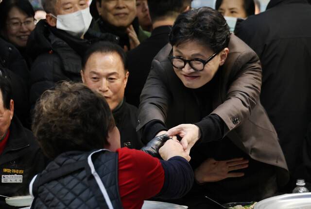 한동훈 전 국민의힘 대표가 지난 7일 부산 북구 구포시장의 한 국밥집을 찾아 상인과 인사하고 있다. 연합뉴스