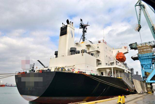 5일 울산 울주군 고려아연 온산제련소 전용 부두인 온산항에서 선박이 원재료를 하역하고 있다. 고려아연 제공