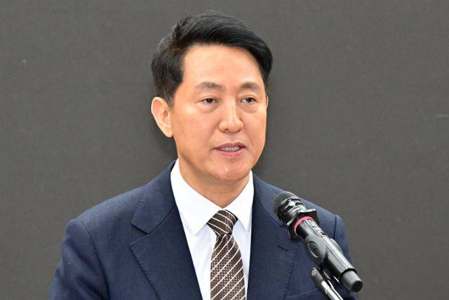 오세훈 서울시장이 6일 국회 의원회관에서 열린 '주택 1만 호 공급 논란과 올바른 해법 모색을 위한 정책 토론회'에 참석해 인사말을 하고 있다. 민경석 기자