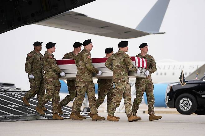 7일(현지시간) 미국 델라웨어주 도버 공군기지에 도착한 미군 수송기 C-17에서 대(對)이란 군사작전 도중 숨진 미군 전사자 6명의 관이 군 의장대에 의해 운구되고 있다. AP=연합뉴스