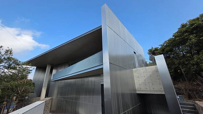 스테인리스 외벽으로 지어진 본태박물관 본스타 전경. 사진 본태박물관