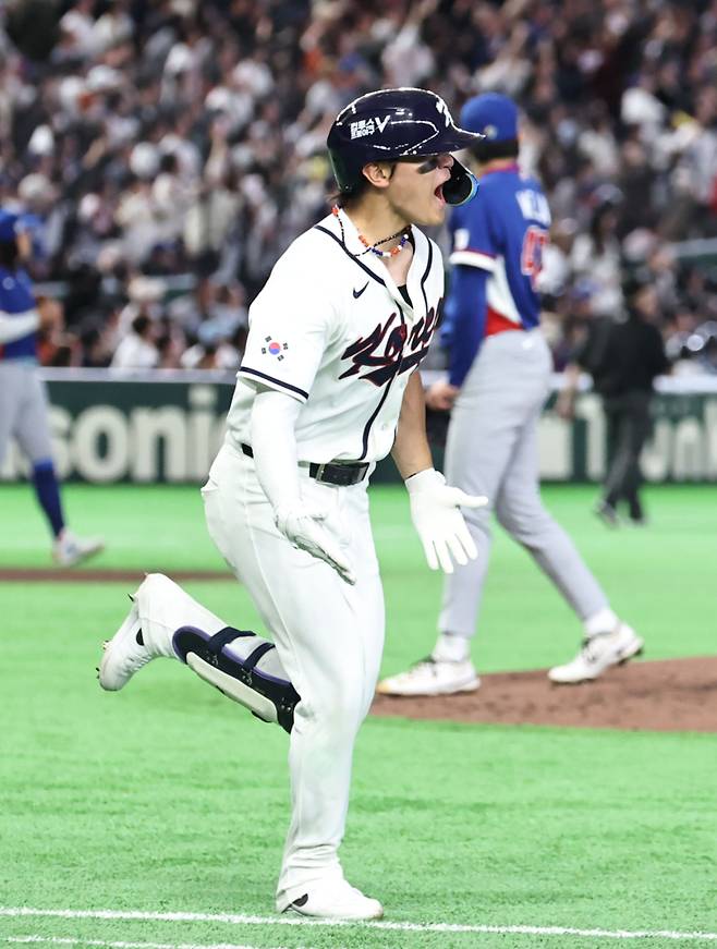 김도영이 8일 일본 도쿄돔에서 열린 2026 WBC 조별리그 C조 3차전 대한민국과 대만의 경기에서 6회말 1사 1루 상황 중 좌월 투런 홈런을 치고 기뻐하고 있다. 연합뉴스