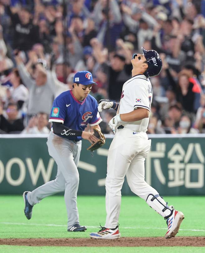 김주원이 8일 일본 도쿄돔에서 열린 2026 월드베이스볼클래식(WBC) C조 조별리그 3차전 대한민국과 대만의 경기 9회말 2사 1, 2루에서 중견수 플라이 아웃을 당한 뒤 아쉬워하고 있다. 연합뉴스