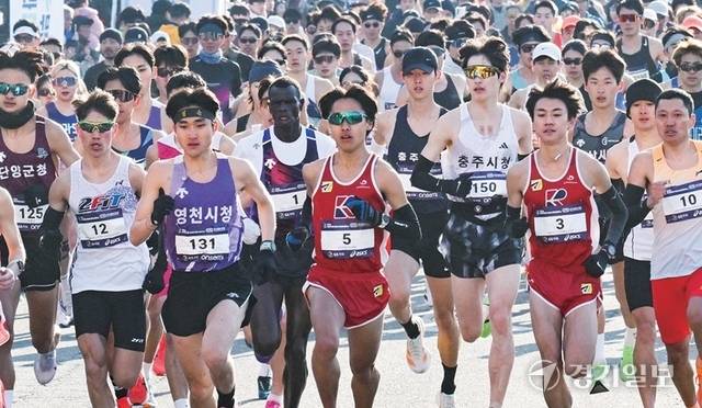 케냐, 일본, 몽골 등 다양한 국적의 선수들이 국제공인 코스를 따라 역주하고 있다. 올해 대회는 기존 부천마라톤이 국제대회로 격상된 뒤 처음 열린 로드레이스다. 조주현·홍기웅기자