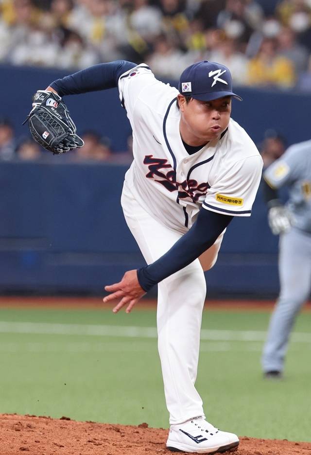 2일 일본 오사카 교세라돔에서 열린 월드베이스볼클래식(WBC) 평가전 한국 대표팀과 일본 프로야구 한신 타이거스와의 경기. 7회말 한국 류현진이 역투하고 있다. 사진=연합뉴스
