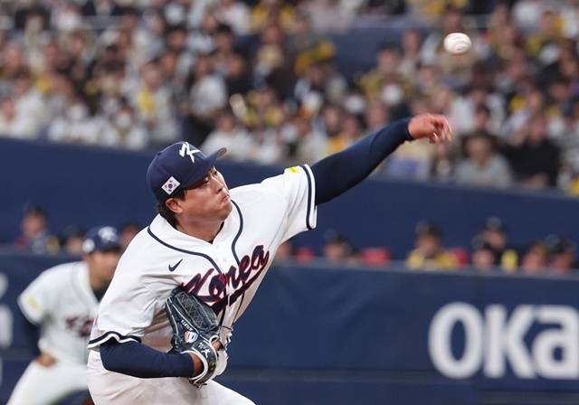 2일 일본 오사카 교세라돔에서 열린 월드베이스볼클래식(WBC) 평가전 한국 대표팀과 일본 프로야구 한신 타이거스와의 경기. 7회말 한국 류현진이 역투하고 있다. 사진=연합뉴스