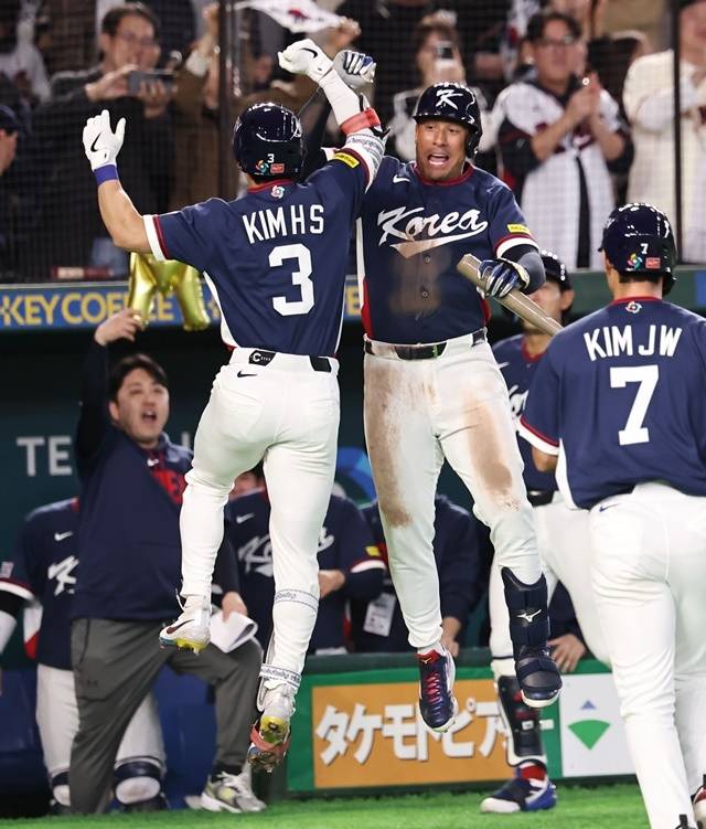 7일 일본 도쿄돔에서 열린 2026 WBC 조별리그 C조 2차전 대한민국과 일본의 경기. 4회초 1사 1루 한국 김혜성이 우중간 투런 홈런을 치고 존스와 세리머니를 하고 있다. 사진=연합뉴스