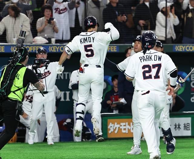 8일 일본 도쿄돔에서 열린 2026 WBC 조별리그 C조 3차전 대한민국과 대만의 경기. 6회말 1사 1루 한국 김도영 좌월 투런 홈런을 치고 동료선수들과 기뻐하고 있다. 사진=연합뉴스