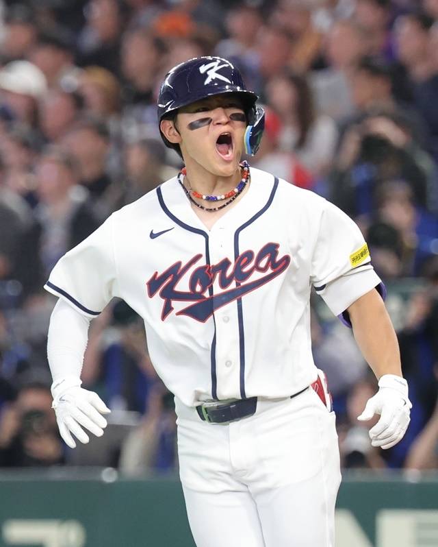 8일 일본 도쿄돔에서 열린 2026 월드베이스볼클래식(WBC) C조 조별리그 3차전 대한민국과 대만의 경기. 6회말 1사 1루 한국 김도영이 역전 2점 홈런을 친 뒤 포효하고 있다. 사진=연합뉴스