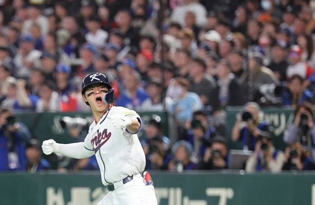 8일 일본 도쿄돔에서 열린 2026 월드베이스볼클래식(WBC) C조 조별리그 3차전 대한민국과 대만의 경기. 6회말 1사 1루 한국 김도영이 역전 2점 홈런을 친 뒤 포효하고 있다. 사진=연합뉴스