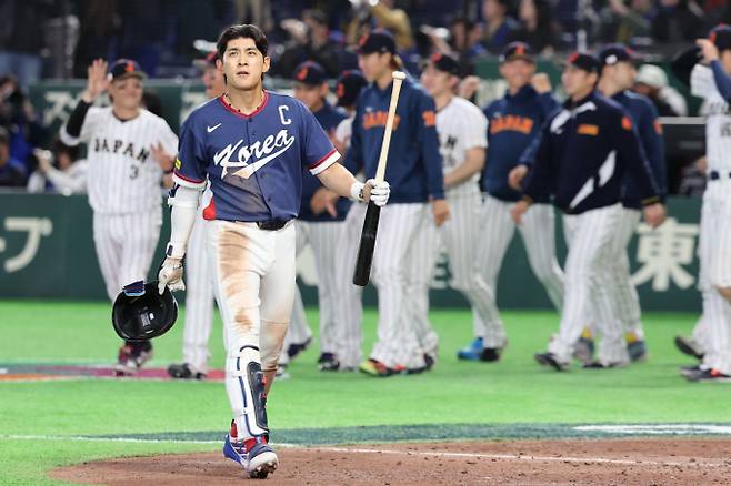 한국 야구대표팀이 8일 낮 12시 대만과 2026 월드베이스볼클래식(WBC) 1라운드 C조 3차전을 진행한다. 사진은 전날 일본과의 경기에서 패배한 뒤 아쉬워하는 한국 야구대표팀 주장 이정후. /사진=뉴시스