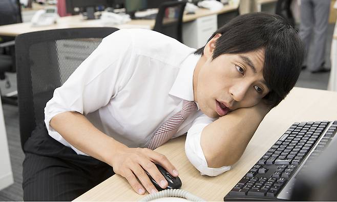 숙면을 이루지 못하는 한국인들이 늘고 있다. 한국인들이 수면에 만족하는 비율이 30%를 밑돈다는 분석이 나왔다. 사진=게티이미지뱅크 제공