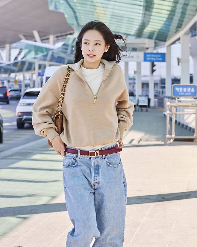 지난 7일 인천공항을 통해 파리 패션쇼로 출국한 블랙핑크 멤버 제니의 패션. 사진 샤넬