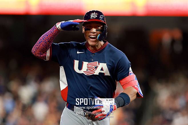 ▲ \'캡틴 아메리카\' 애런 저지가 미국 국가대표 유니폼을 입고 나선 첫 WBC(월드베이스볼클래식) 경기 첫 타석에서 홈런을 터트렸다. 저지는 한때 KIA에서 뛰었던 브라질 투수 보 다카하시를 상대로 2점 홈런을 기록했다.