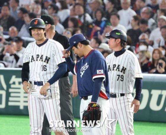 한국 1루수 문보경(가운데)이 7일 도쿄돔에서 열린 2026WBC 도쿄POOL 대한민국과 일본의 경기 5회말 안타로 출루한 오타니에 인사하고 있다. /사진=강영조 선임기자