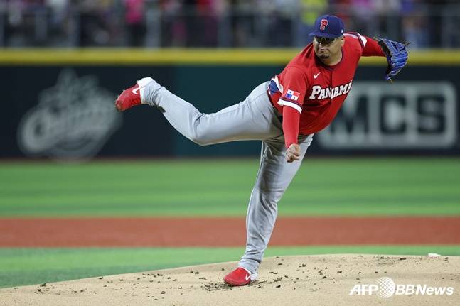 후라도가 투구를 하고 있다. /AFPBBNews=뉴스1