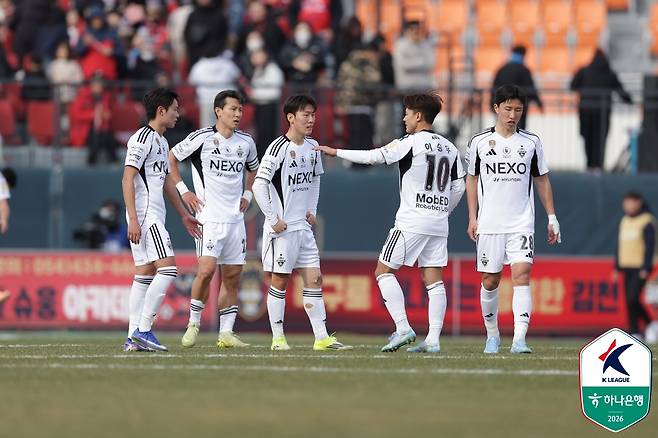 전북 현대 선수들이 8일 김천 상무 원정 무승부 이후 아쉬워하고 있다. /사진=한국프로축구연맹 제공