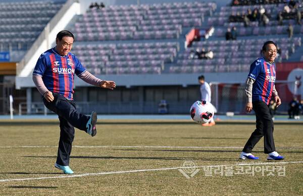 수원시의회 이재식 의장, 수원FC 승리 기원 시축.2026.03.07.