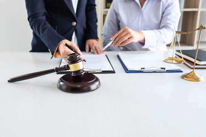 가업상속공제를 받으려면 상속인은 상속세 신고 기한까지 임원으로 취임하고, 2년 내로 대표 자리에 올라야 한다. GETTYIMAGES