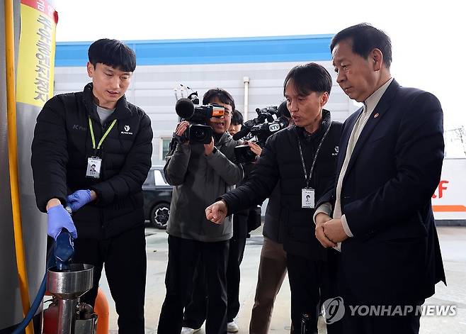 주유소 상황 확인하는 구윤철 부총리 (대전=연합뉴스) 이주형 기자 = 구윤철 부총리 겸 재정경제부 장관이 6일 대전 유성구의 한 주유소 현장을 방문해 주유소 관계자로부터 유류 거래량 등 현장 상황을 듣고 유류 품질과 정량검사 등을 지켜보고 있다. 2026.3.6 coolee@yna.co.kr