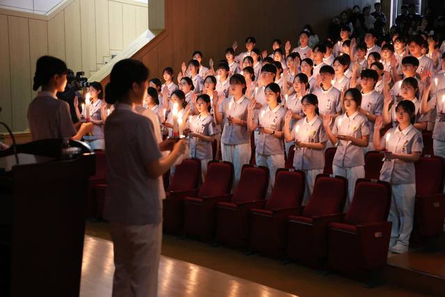 계명대 간호대학생들이 촛불을 들고 전문직 간호인으로서 윤리와 사명을 다짐하는 '나이팅게일 선서식'을 가졌다. 계명대 동산병원 제공