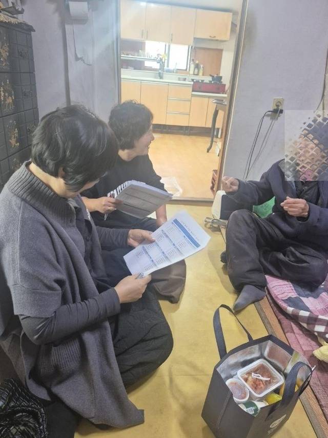 지역사회 통합돌봄 대상자인 한 어르신이 지자체 통합돌봄팀의 방문상담을 받고 있다. 대구시 제공