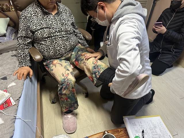 지역사회 통합돌봄 대상자가 관할 의료기관의 도움을 받고 있다. 대구시 제공