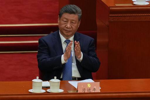 시진핑 중국 국가 주석이 지난 3월 4일(현지 시간) 베이징 인민대회당에서 열린 중국인민정치협상회의(CPPCC·정협) 개막식에 참석해 박수하고 있다./뉴시스