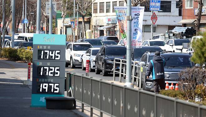 미국·이스라엘과 이란 간 군사 충돌로 국내 주유소 기름값이 가파르게 상승하고 있는 가운데 8일 서울 최저가 주유소에 기름을 넣으려는 차량들이 길게 줄지어 있다. 한국석유공사 유가정보시스템 오피넷에 따르면 이날 오후 2시 기준 전국 주유소 평균 휘발유 가격은 리터당 1893.3원으로 전날보다 3.9원 올랐다. 서울 휘발유 평균 가격은 1944.7원을 나타냈다. 휘발유보다 높은 수준을 유지하고 있는 경유 가격은 1915.4원으로 4.8원 상승했다. 휘발유 가격의 리터당 2000원 돌파가 가시화되자 정부는 석유류 '최고가격 지정제(가격상한제)' 도입을 검토하고 있다. 신태현 기자 holjjak@