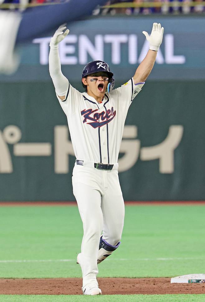 8일 일본 도쿄돔에서 열린 2026 월드베이스볼클래식(WBC) C조 조별리그 3차전 대한민국과 대만의 경기. 8회말 2사 1루 한국 김도영이 동점타를 친 뒤 포효하고 있다.(연합뉴스)