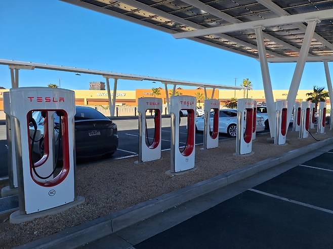 ▲자료사진. 미국 네바다주 라스베이거스에 있는 테슬라 전기차 충전소 이미지. 사진=여헌우 기자.