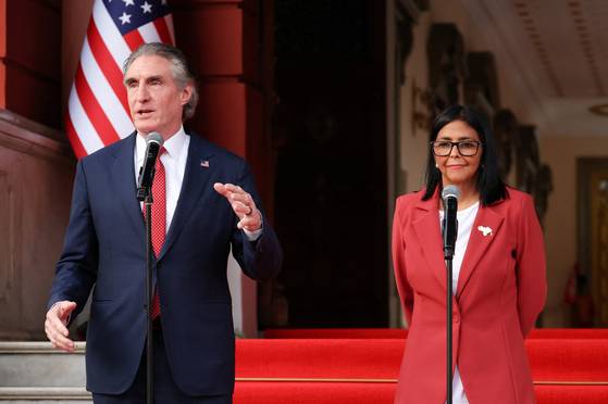 현지시간 4일 더그 버검 미국 내무장관이 베네수엘라 카라카스에서 연설하고 있다. 오른쪽은 델시 로드리게스 베네수엘라 임시 대통령. 〈사진=로이터〉