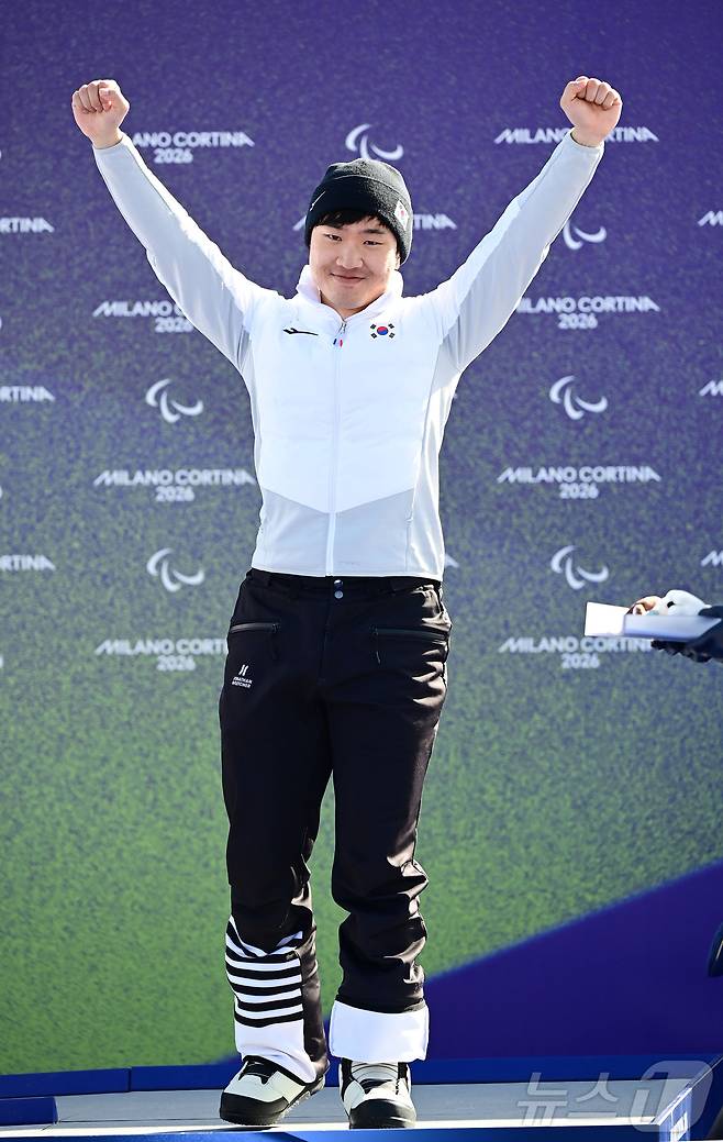 8일(한국시간) 이탈리아 코르티나 파라 스노보드 파크 에서 열린 2026 밀라노·코르티나담페초 동계 패럴림픽 스노보드 남자 크로스에 출전한 이제혁이 동메달을 확보한 후 시상대에 올라 환호하고 있다. (대한장애인체육회 제공. 재판매 및 DB 금지) 2026.3.9 ⓒ 뉴스1