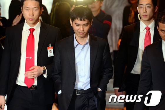 10년 전 이세돌 9단이 알파고(AlphaGo)와의 5번기 제4국에서 승리한 뒤 옅은 미소를 띄며 대국장을 나서고 있는 모습.2016.3.13 ⓒ 뉴스1 이광호 기자