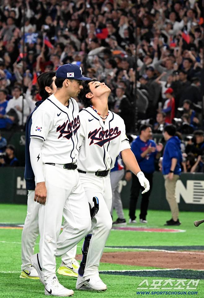8일 일본 도쿄돔에서 열린 WBC(월드베이스볼클래식) 한국과 대만의 경기, 한국이 연장 접전 끝 5대4로 패했다. 관중들에게 인사하는 한국 선수들의 모습. 도쿄(일본)=허상욱 기자wook@sportschosun.com/2026.03.08/