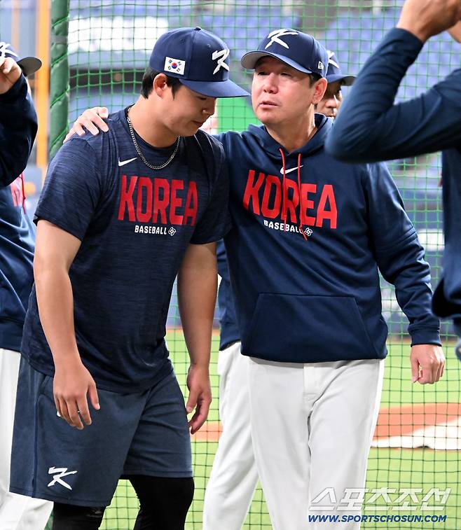 3일 일본 오사카 교세라돔에서 열린 WBC(월드베이스볼클래식) 한국과 오릭스 버팔로스의 경기. 경기 전 류지현 감독이 노시환과 이야기를 나누고 있다. 오사카(일본)=허상욱 기자wook@sportschosun.com/2026.03.03/