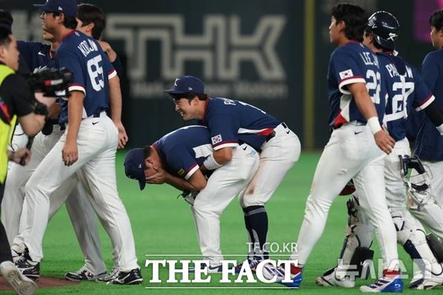 호주에 7-2로 승리, 8강 진출이 확정되는 순간, 한국 선수들이 기쁨을 감추지 못하고 있다. /도쿄=AP.뉴시스