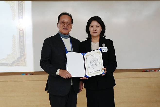 연세대 출신 체육인 모임인 연세체육회가 자원봉사단을 창단했다. 대구CC 회장이기도 한 우기정 연세체육회 회장과 홍경숙 단장. 연세체육회 제공