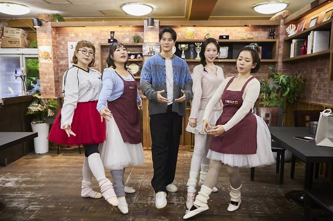 ‘자매치킨’ 주원 초토화 (사진=쿠팡플레이)