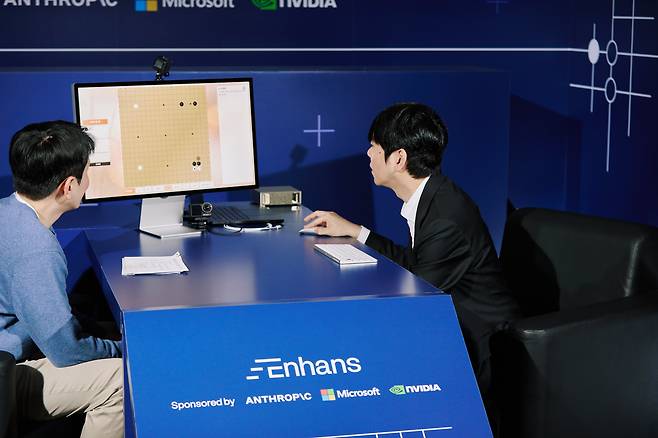 9일 서울 중구 포시즌스 호텔 아라홀에서 열린 AI 스타트업 인핸스 행사에 참석한 이세돌(오른쪽) 전 바둑 기사가 인공지능이 만든 바둑 모델과 대국을 두고 있다. /인핸스