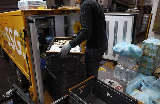 서울 이마트 청계천점에서 한 직원이 주문 상품을 배송 차량에 싣고 있다. /연합뉴스