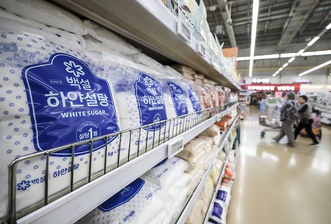 9일 서울시내 대형마트에 설탕이 진열되어 있다. 난달 세계식량가격지수가 전월 대비 1.6% 상승한 것으로 나타났다. 설탕과 유제품 가격이 크게 올랐다. 유엔식량농업기구(FAO)에 따르면 지난달 세계식량가격지수는 127.1을 기록했다. 이는 전월보다 전월 125.1(2014~2016년 평균=100)보다 1.6% 상승한 수치다. 2025.03.09. 서울=뉴시스