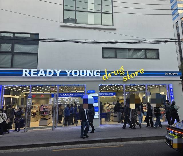 외국인들과 시민들이 지난 7일 서울 성동구 성수동 성수레디영약국 앞을 지나고 있다. 사진= 김수연기자 newsnews@