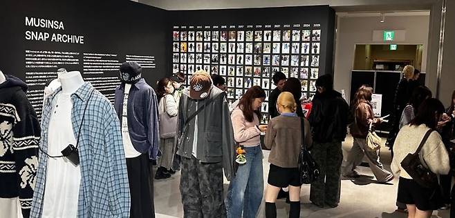 무신사가 지난해 10월 일본에서 개최한 '무신사 도쿄 팝업 스토어 2025'를 찾은 고객들이 매장을 둘러보고 있다. 무신사 제공