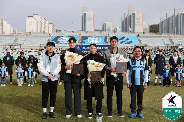 김륜도(왼쪽), 박준강, 제종현(이상 전 천안시티FC). 한국프로축구연맹 제공