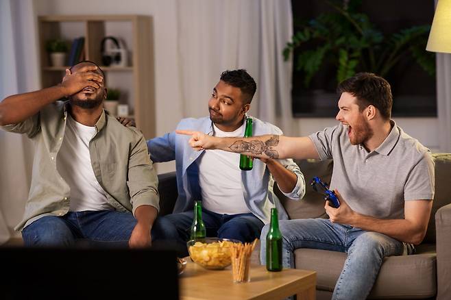 남성들이 친구에게 무례한 별명이나 거친 말을 사용하는 것이 실제로는 친밀감과 관심을 표현하는 방식일 수 있다는 분석이 나왔다./사진=클립아트코리아